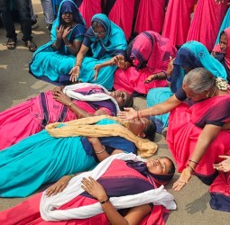 அங்கன்வாடி,சத்துணவு பணியாளர்கள் ஒப்பாரி போராட்டம்