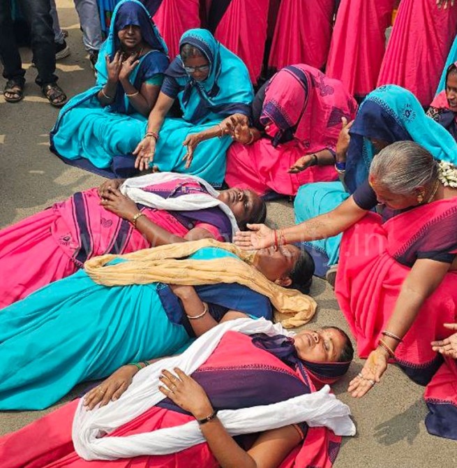 அங்கன்வாடி,சத்துணவு பணியாளர்கள் ஒப்பாரி போராட்டம்