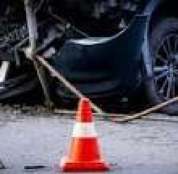 க.விலக்கில் பேருந்துக்காக காத்திருந்தவர்கள் மீது கார் மோதி 3 பேர் பலி