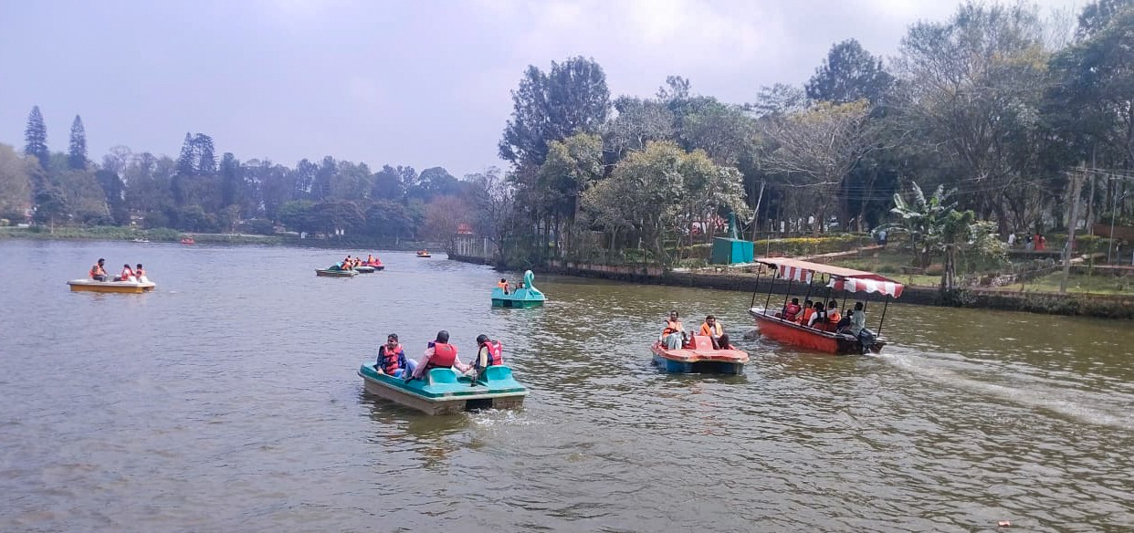 ஞாயிறு விடுமுறை தினமான நேற்று ஏற்காடு ஏரியில் படகு சவாரி
