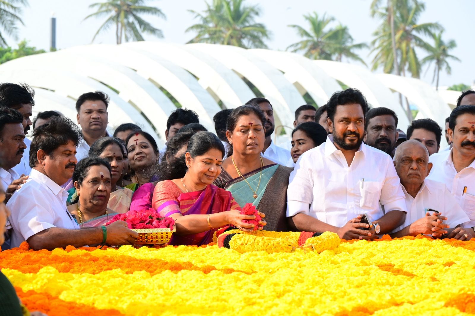 கலைஞர் நினைவிடத்தில் நேற்று கனிமொழி மலர் தூவி மரியாதை