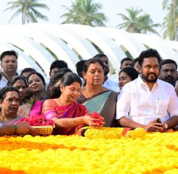 கலைஞர் நினைவிடத்தில் நேற்று கனிமொழி மலர் தூவி மரியாதை