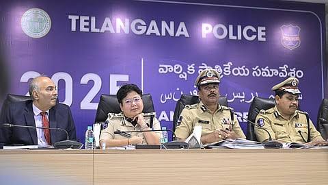 தெலங்கானா டிஜிபி முன்னிலையில் நக்சலைட்கள் 20 பேர் சரண்