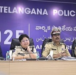 தெலங்கானா டிஜிபி முன்னிலையில் நக்சலைட்கள் 20 பேர் சரண்