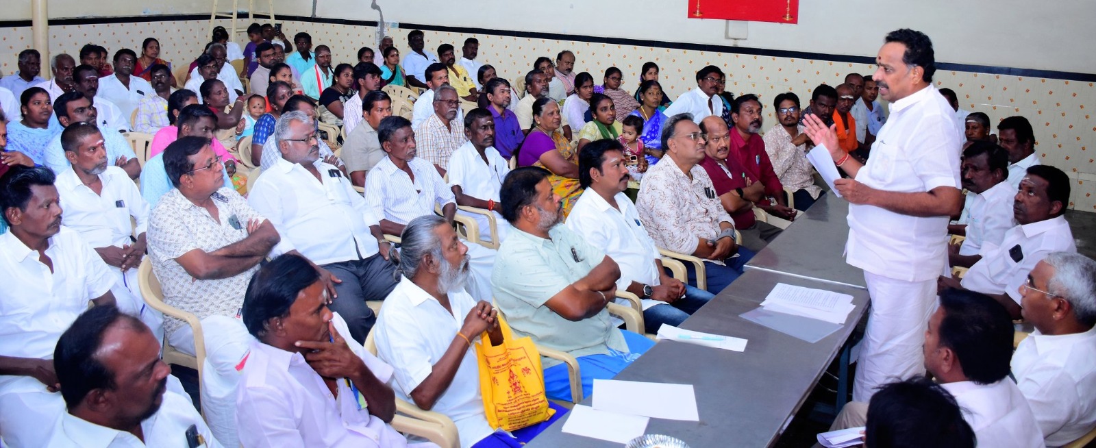 முகவர்கள் கூட்டத்தில் முன்னாள் அமைச்சர் எம்ஆர் விஜயபாஸ்கர் ஆலோசனை