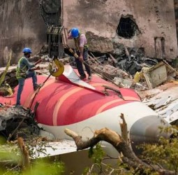 அகமதாபாத் விமான விபத்து தொடா்பான மனு: விசாரிக்க உச்சநீதிமன்றம் ஒப்புதல்