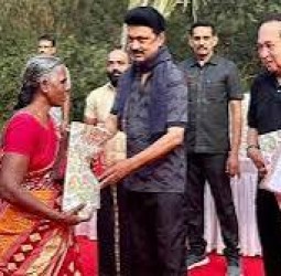 தமிழகத்தில் 2.23 கோடி குடும்ப அட்டைதாரர்களுக்கு பொங்கல் பரிசுத் தொகுப்புக்கு ரூ.249 கோடி