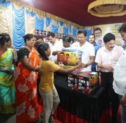 பொங்கல் நலத்திட்ட உதவிகளை துணை முதல்வர் உதயநிதி நேற்று வழங்கினார்