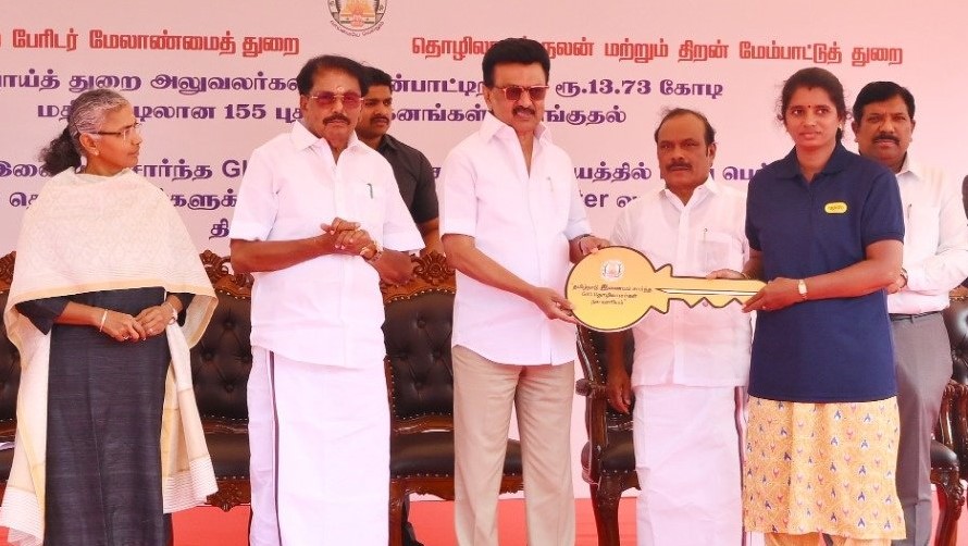 பதிவு பெற்ற 100 தொழிலாளர்களுக்கு மானிய விலையில் இ-ஸ்கூட்டர்