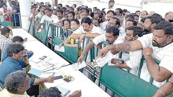 அதிமுகவில் 11 ஆயிரம் பேர் விருப்ப மனு