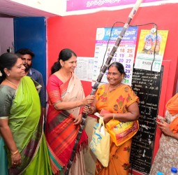 ஜெயராஜ் சாலையில் நியாய விலைக்கடையில் பொதுமக்களுக்கு பொங்கல் பரிசுத் தொகுப்பு