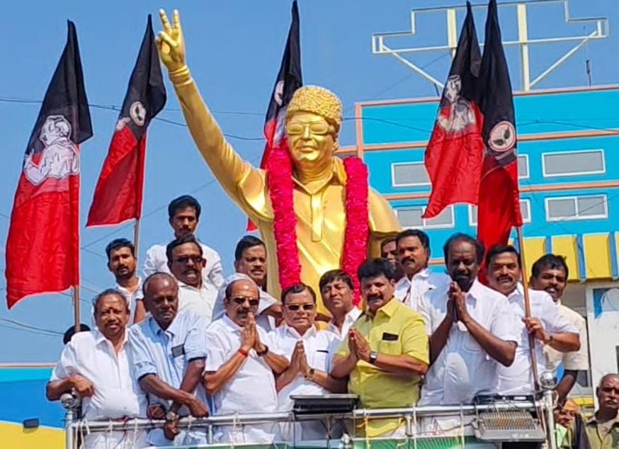 எம்ஜிஆர் சிலைக்கு தளவாய் சுந்தரம் எம்எல்ஏ தலைமையில் நேற்று அதிமுகவினர் மாலை அணிவித்து மரியாதை