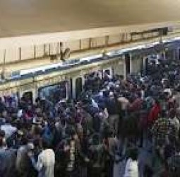 புத்தாண்டு தினத்தைக் கொண்டாட மக்கள் திரண்டதால் போக்குவரத்து நெரிசல்