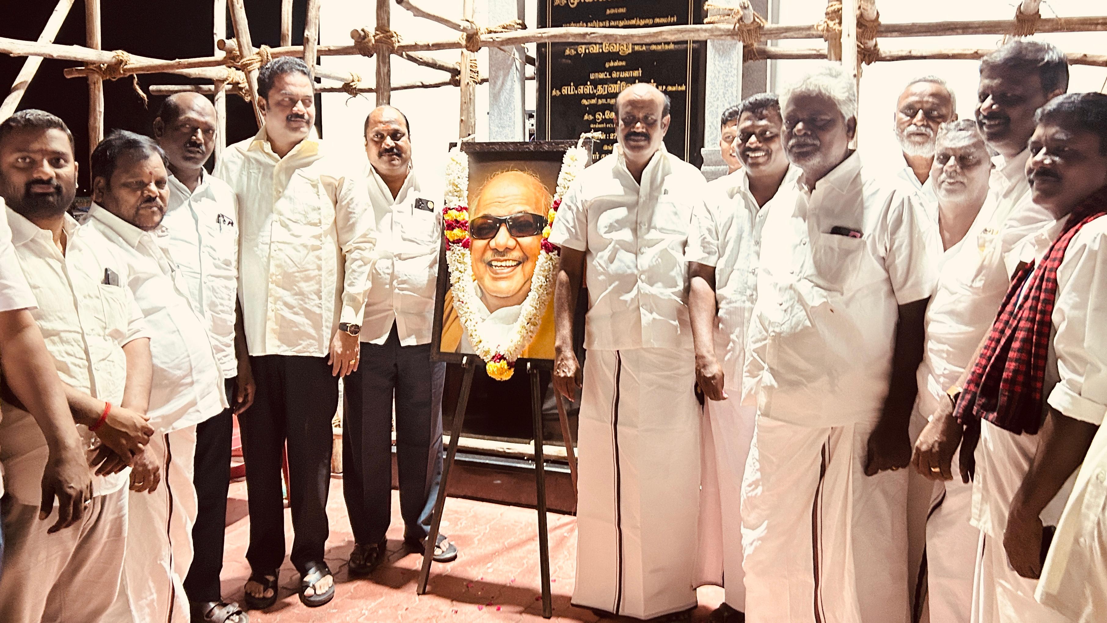 செய்யாறு கலைஞர் சிலை அருகே   15-ம் நாள் அன்னதானம் !