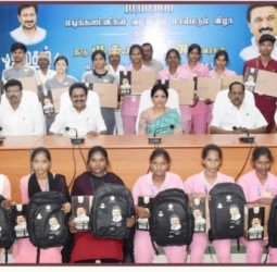 காஞ்சிபுரத்தில் தனியார் கல்லூரி மாணவர்களுக்கு மடிக்கணினி