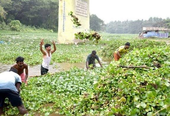 சண்முக நதி, இடும்பன் குளத்தில் குவிந்திருந்த குப்பைகள் அகற்றம்: பக்தர்களின் நீராடல்