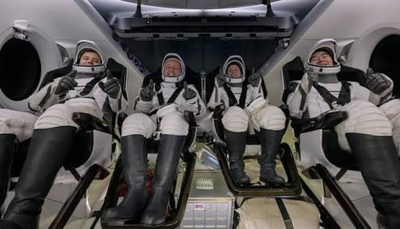 வரலாற்றில் முதன்முறையாக!! உடல்நலக் குறைவால் முன்கூட்டியே பூமி திரும்பிய விண்வெளி வீரர்கள்!