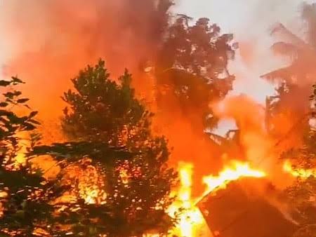 வங்கதேசத்தில் ஹிந்துக்கள் மீது தொடரும் வன்முறை: 15 நாள்களில் 8-ஆவது முறையாக வீடுகளுக்குத் தீவைப்பு