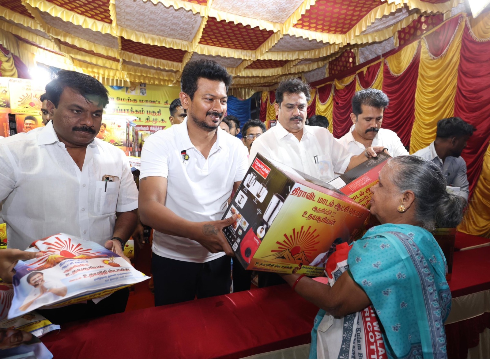 பாலகிருஷ்ணன் தெருவில் நலத்திட்ட உதவிகளை நேற்று துணை முதல்வர் உதயநிதி வழங்கினார்