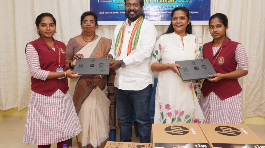 கல்லூரி மாணவிகளுக்கு விஜய்வசந்த் எம்பி, தாரகை கத்பர்ட் எம்எல்ஏ ஆகியோர் மடிக்கணினி