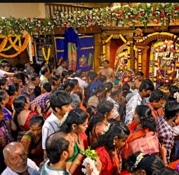 தி.நகர் திருமலை திருப்பதி தேவஸ்தானத்தில் பெருமாளை தரிசிக்க திரண்ட பக்தர்கள்