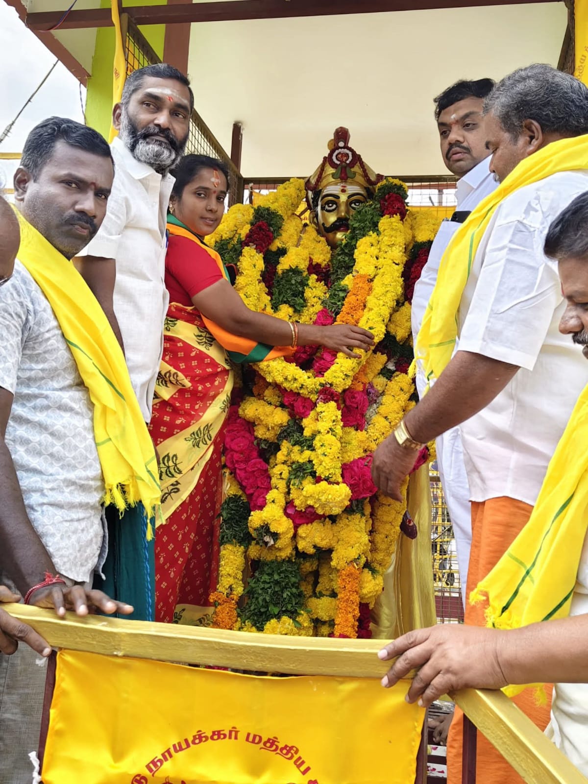 போடிநாயக்கனூரில் வீரபாண்டிய கட்டபொம்மன் சிலைக்கு மாலை அணிவித்த மரியாதை