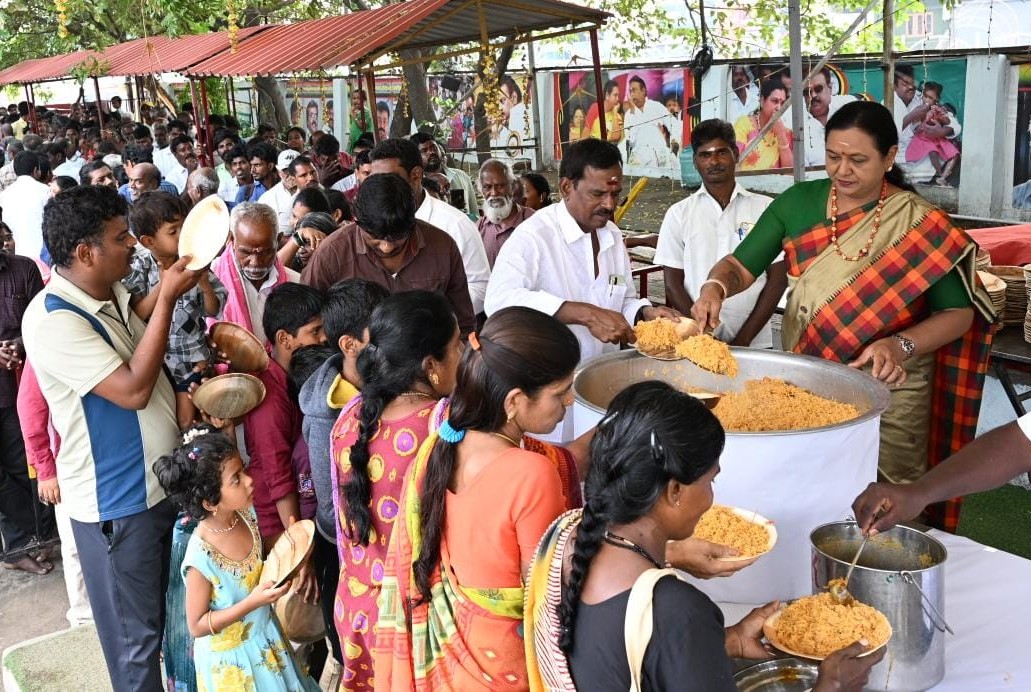கேப்டன் ஆலயத்தில் தேமுதிக பொதுச் செயலாளர் பிரேமலதா அன்னதானம்