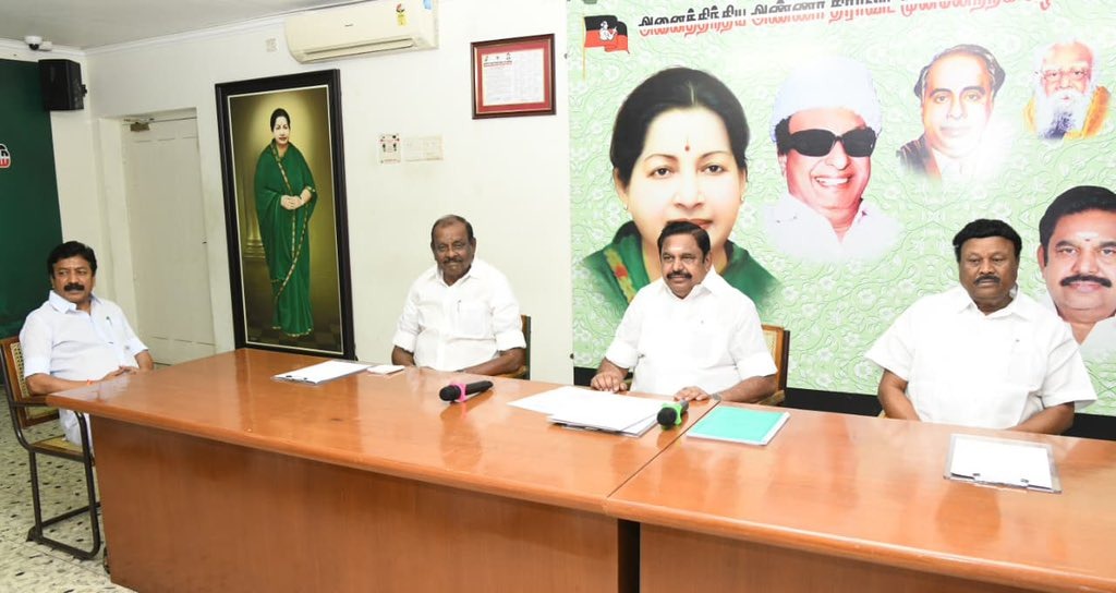 அதிமுக சார்பில் போட்டியிட விருப்ப மனு அளித்தவர்களிடம் பொதுச் செயலாளர் எடப்பாடி பழனிசாமி நேற்று நேர்காணல்