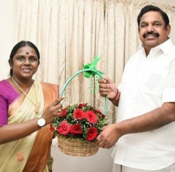 பொதுச்செயலாளர் எடப்பாடி பழனிசாமியை சந்தித்து தேவேந்திர குல வேளாளர்கள் கூட்டமைப்பின் பொதுச் செயலாளர் சந்தனபிரியா பசுபதிபாண்டியன்