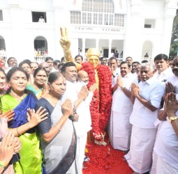 எம்ஜிஆர் சிலைக்கு பொதுச்செயலாளர் பழனிசாமி மாலை அணிவித்து மரியாதை