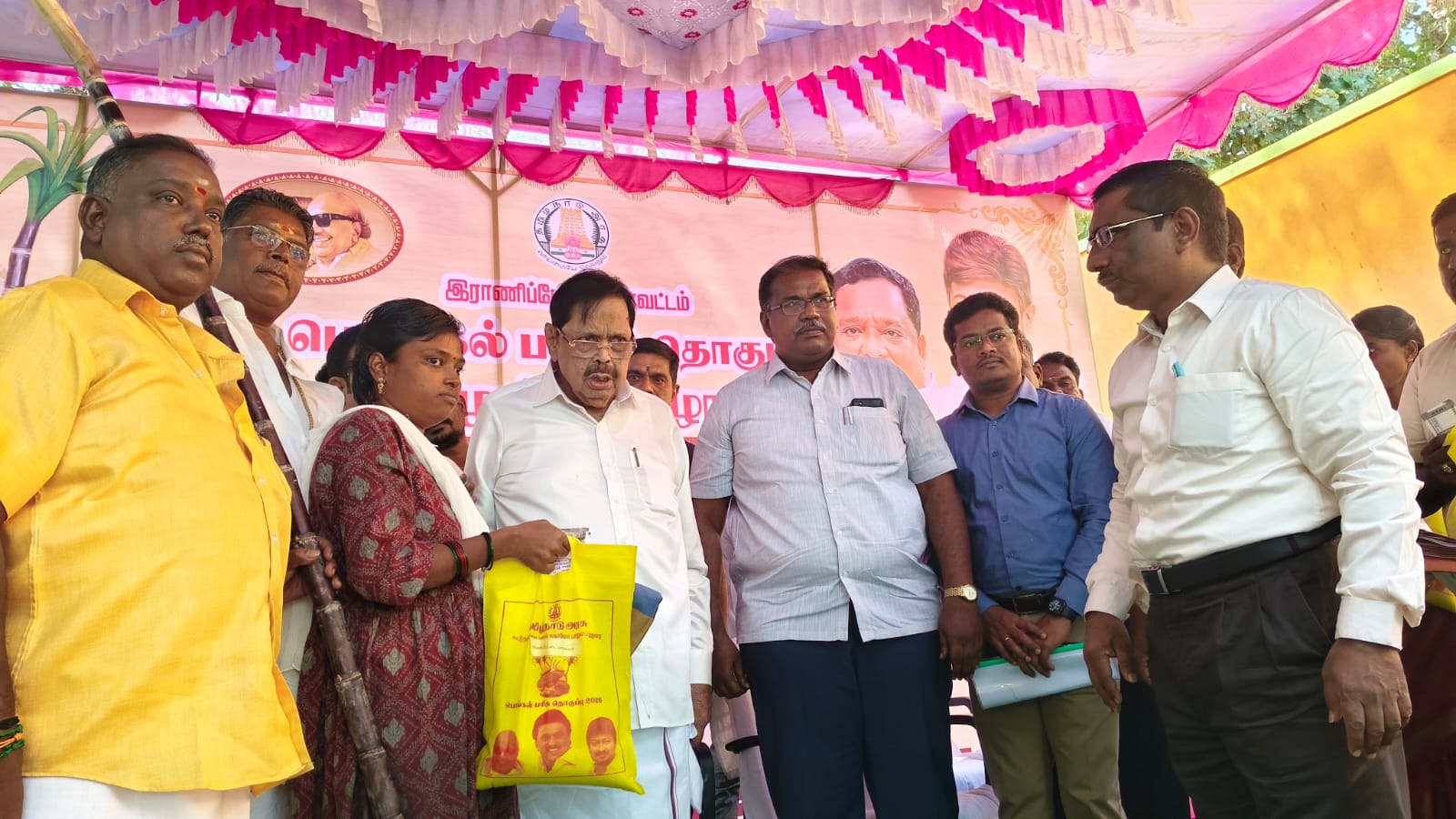 அக்ராவரம் ஆகிய பகுதிகளில் 7440 அட்டை தாரர்களுக்கு பொங்கல் பரிசு தொகுப்பு