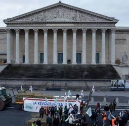 பிரான்ஸ்: 350 டிராக்டா்களில் நாடாளுமன்றத்தை முற்றுகையிட்ட விவசாயிகள்