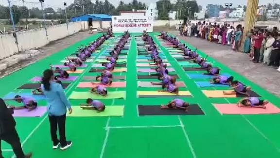கும்மிடிப்பூண்டியில் யோகாசனத்தில் மாணவர்கள் உலக சாதனை