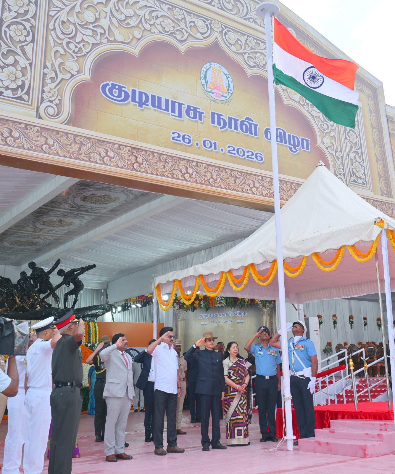 தேசியக் கொடி ஏற்றிய கவர்னர் ரவி