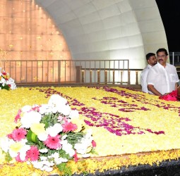 கருணாநிதி நினைவிடத்தில் முதல்வர் ஸ்டாலின் மலர்தூவி மரியாதை