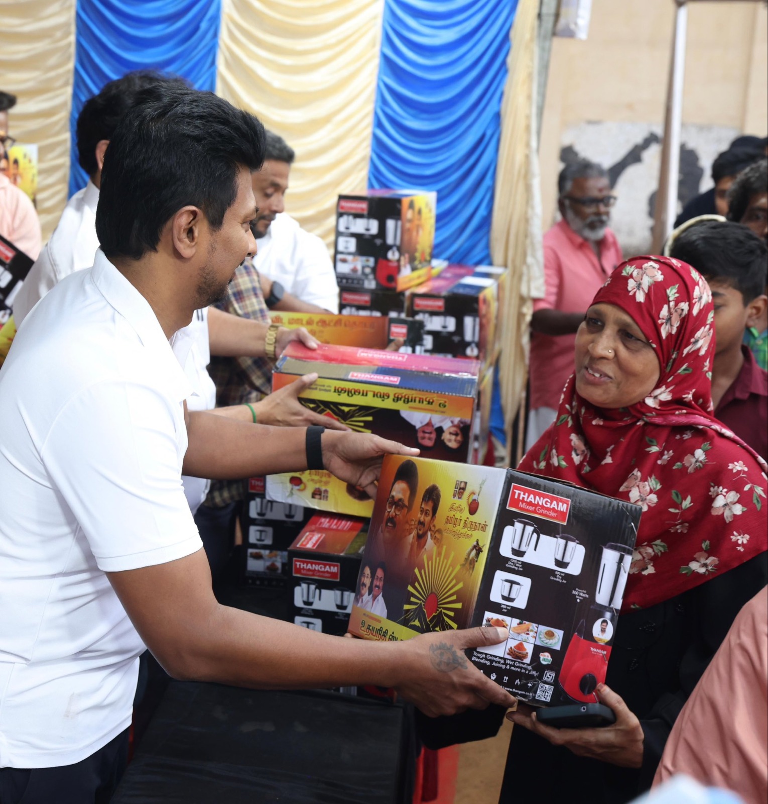 சேப்பாக்கம் பகுதி, உசேன் நகர் பூங்கா பகுதியில் 700 பொதுமக்களுக்கு நலத்திட்ட உதவி