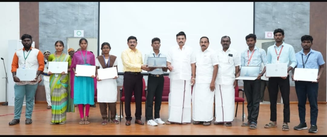 தனியார் கல்லூரி மாணவர்களுக்கு, தமிழக அரசின் விலையில்லா மடிக்கணினி