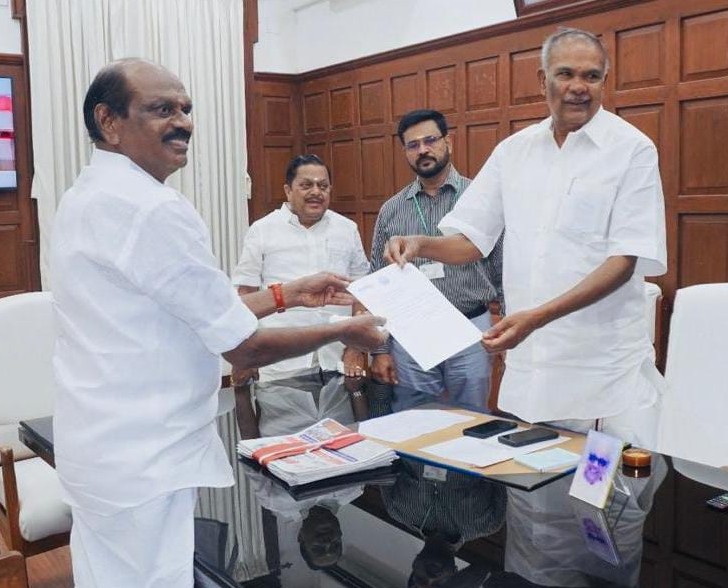 அதிமுக முன்னாள் அமைச்சர் வைத்தியலிங்கம், ஒரத்தநாடு தொகுதி சட்டமன்ற உறுப்பினர் பதவியை நேற்று ராஜினாமா