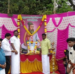 சீர்காழியில் திருவள்ளுவர் திருவுருவ படத்திற்கு மாலை அணிவித்து மரியாதை