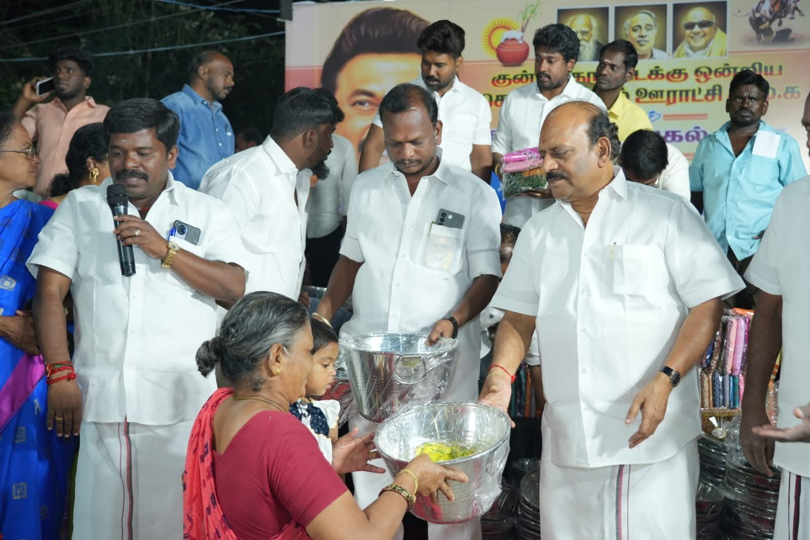 பரணிபுத்தூர் ஊராட்சி தி.மு.க சார்பில் நடந்த திராவிட பொங்கல் விழா