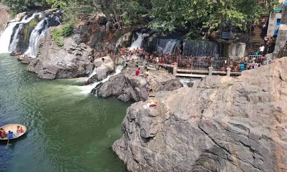 ஒகேனக்கலில் குவிந்த சுற்றுலாப் பயணிகள்