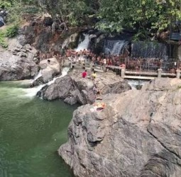 ஒகேனக்கலில் குவிந்த சுற்றுலாப் பயணிகள்