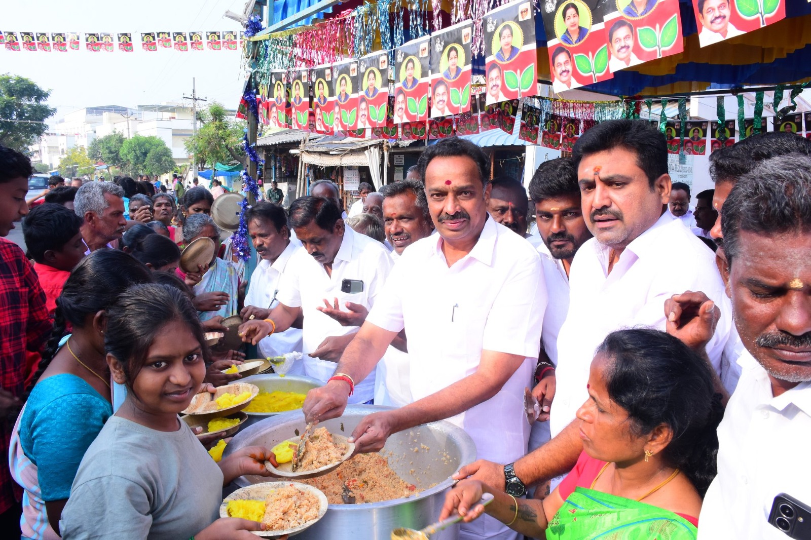 முன்னாள் அமைச்சர் எம்ஆர் விஜயபாஸ்கர் அன்னதானம்