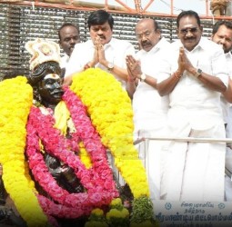 மதுரை பேருந்து நிலையம்அருகில் உள்ள வீரபாண்டிய கட்டபொம்மன் சிலைக்கு மாலை