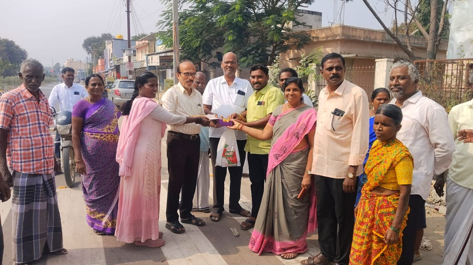 பழைய ஓய்வூதியம் திட்டத்தை அறிவித்த தமிழக முதல்வர் நன்றி தெரிவித்து. வட்டாட்சியர் துரைராஜ் அவர்கள் பட்டாசு வெடித்து பொதுமக்களுக்கு இனிப்பு