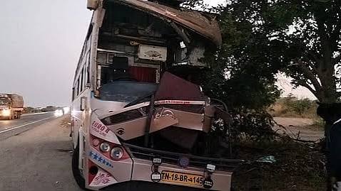 சாத்தூர் அருகே லாரி மீது பேருந்து மோதியதில் சிறைக் காவலர் பலி