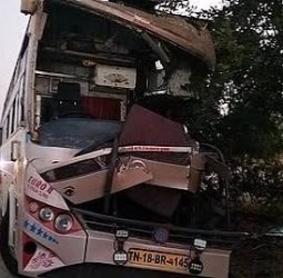 சாத்தூர் அருகே லாரி மீது பேருந்து மோதியதில் சிறைக் காவலர் பலி