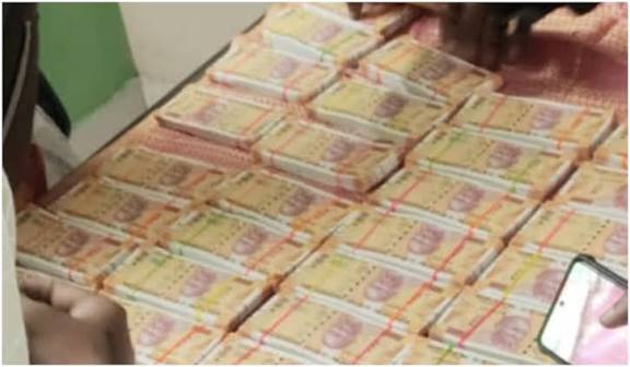திருச்சியில் ரூ.8.37 லட்சம் மதிப்புடைய ரூ.200 கள்ள நோட்டுகள் பறிமுதல்: மகாராஷ்டிராவை சேர்ந்த இருவர் கைது