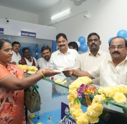 தூய்மை பணியாளர்களுடன் புத்தாண்டு தினத்தை அரவிந்த் ரமேஷ் எம்எல்ஏ கொண்டாடினார்.