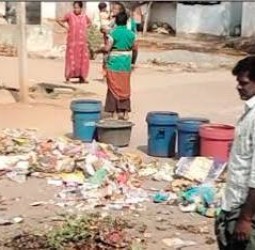 குப்பைகளை சாலையில் கொட்டி போராட்டம்